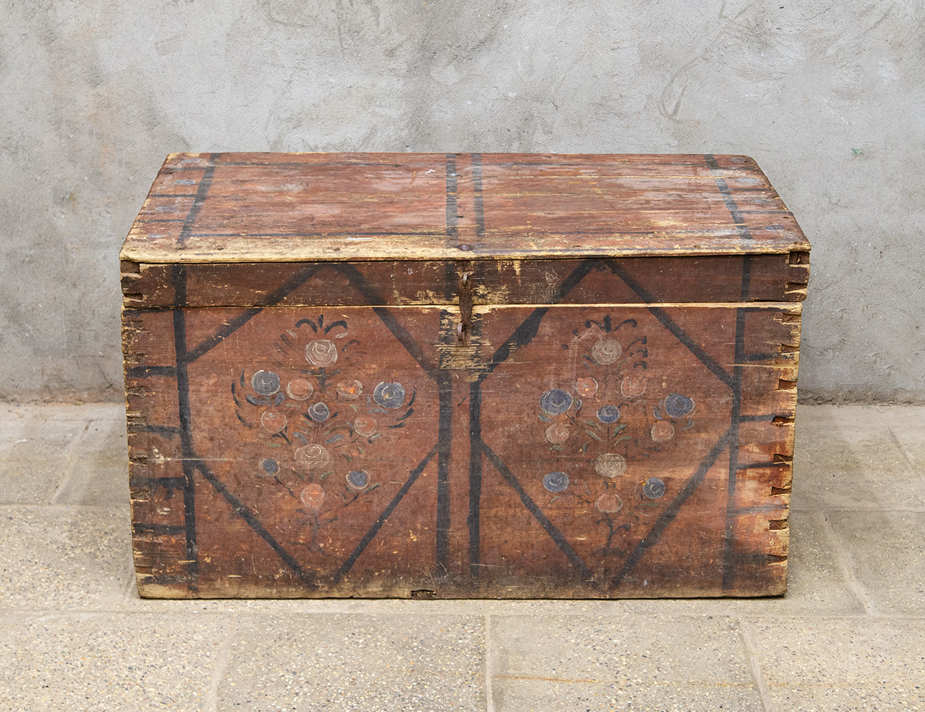 Старинный расписной сундук