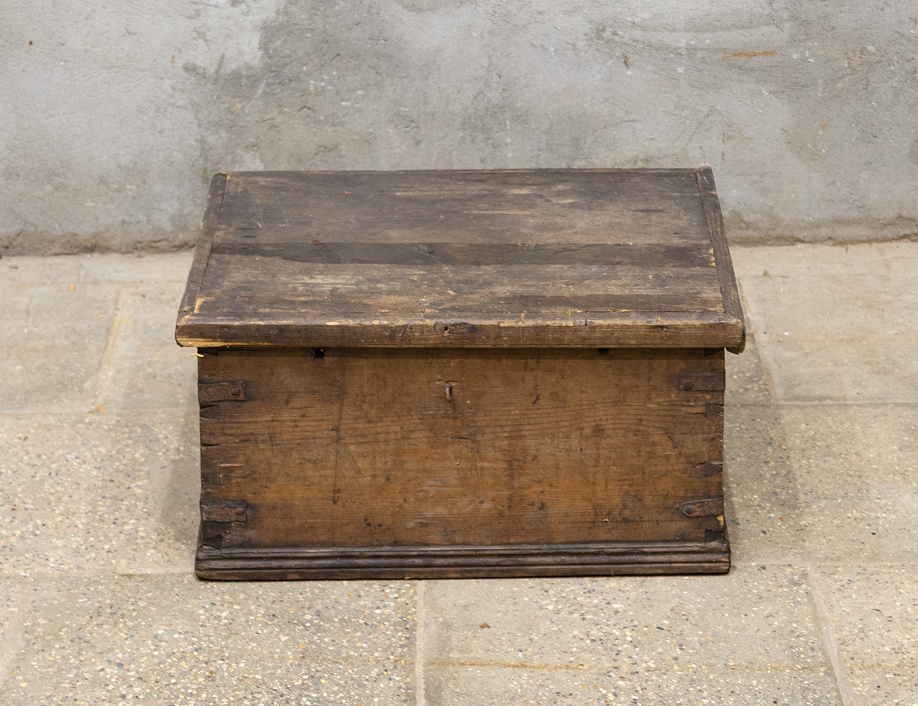 Небольшой старинный сундук