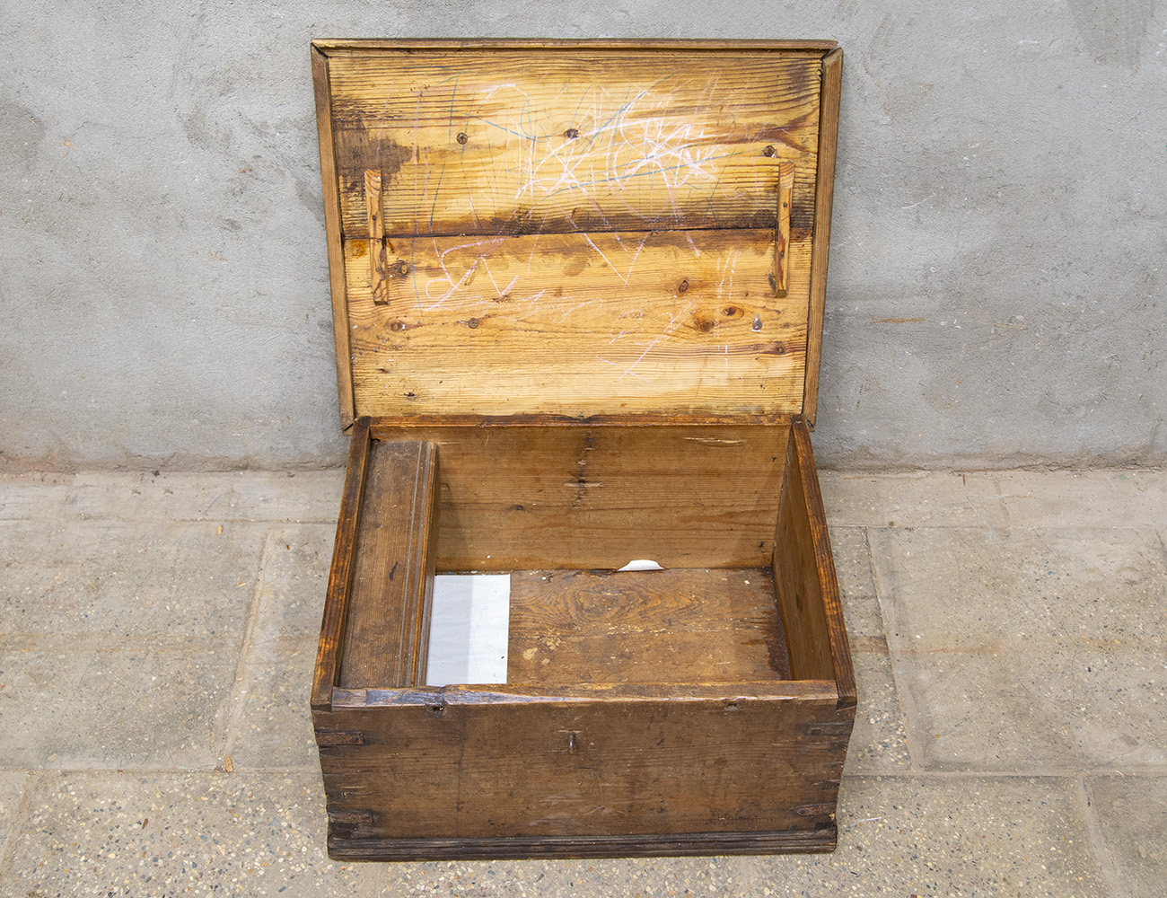 Небольшой старинный сундук