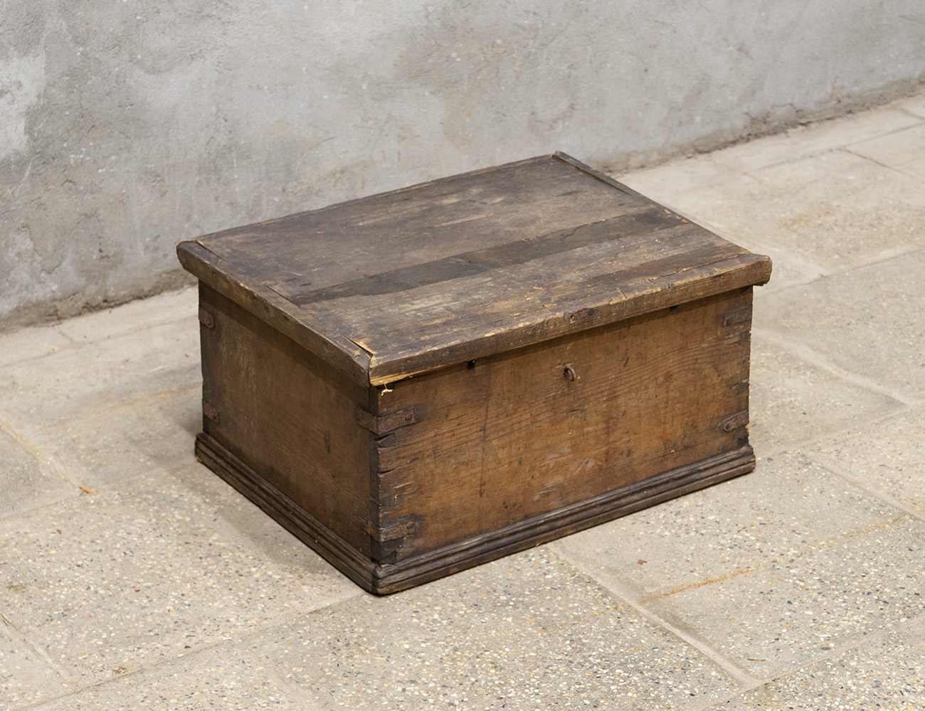 Небольшой старинный сундук