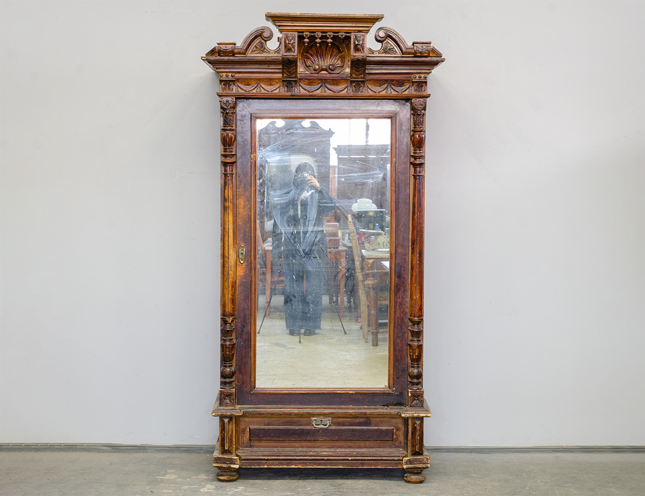 Антикварный бельевой шкаф 19 века