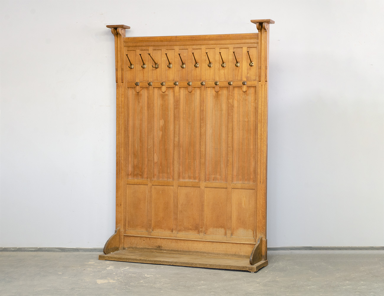 Антикварная вешалка прихожая в стиле модерн