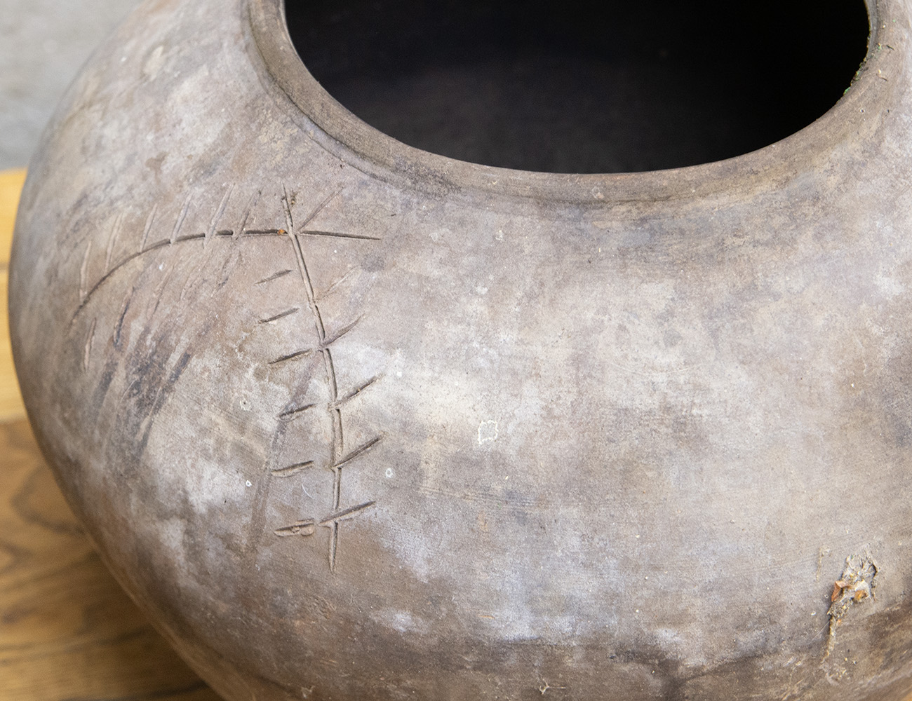 Старинный горшок