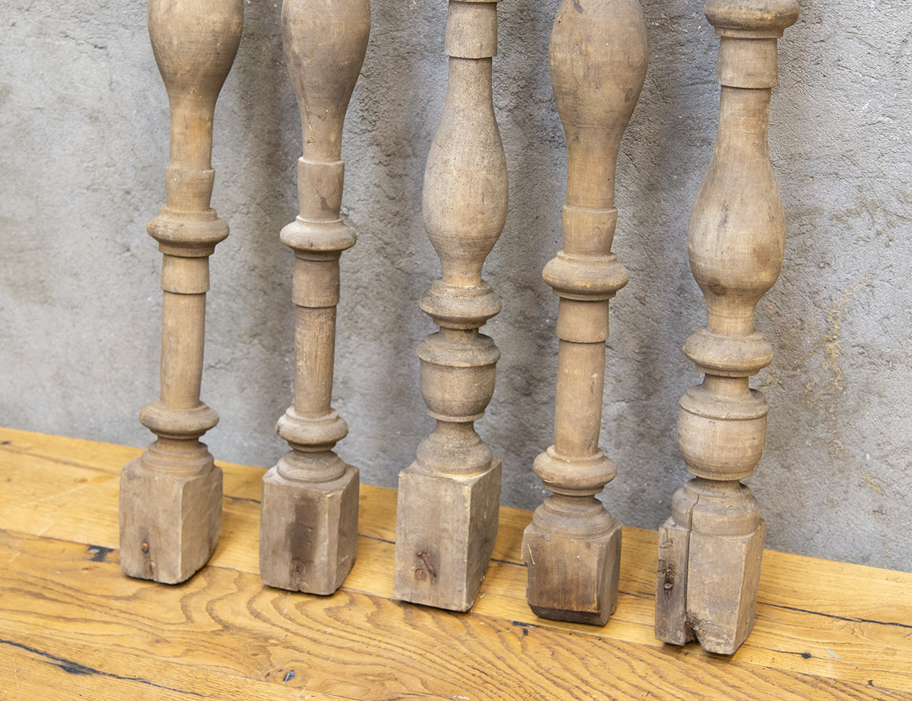 Старинные точеные балясины