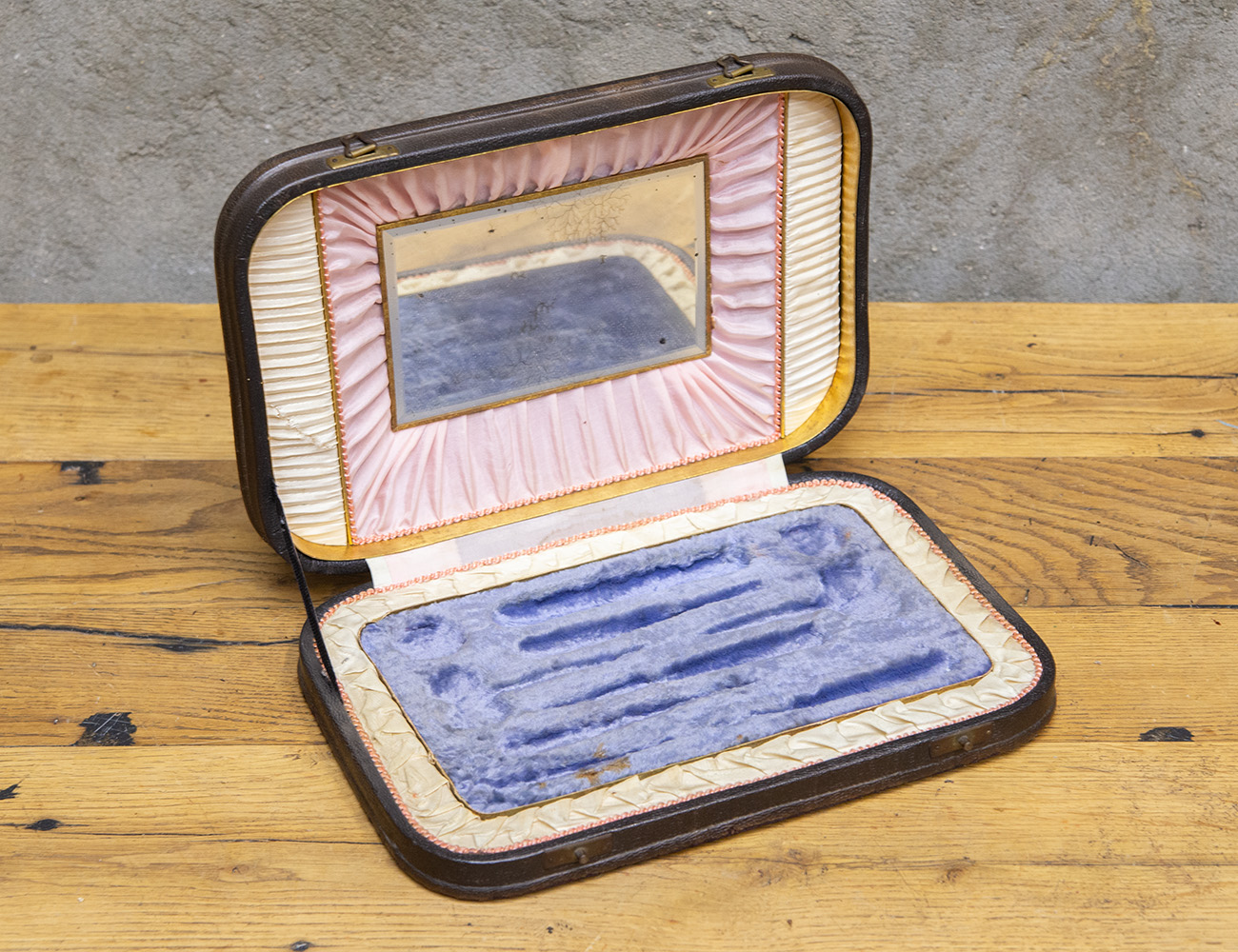 Старинный кофр от маникюрного набора