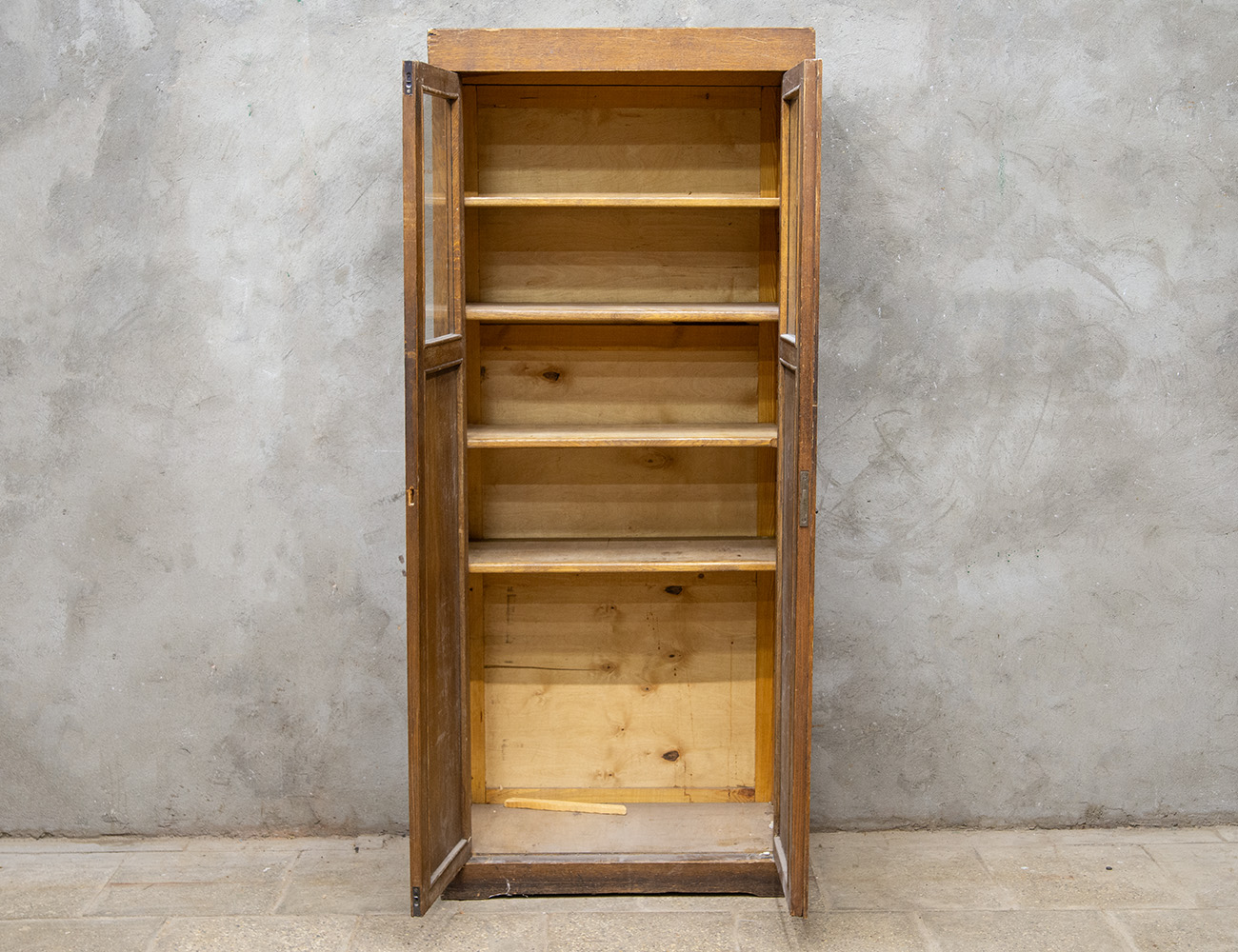 Старинный книжный шкаф