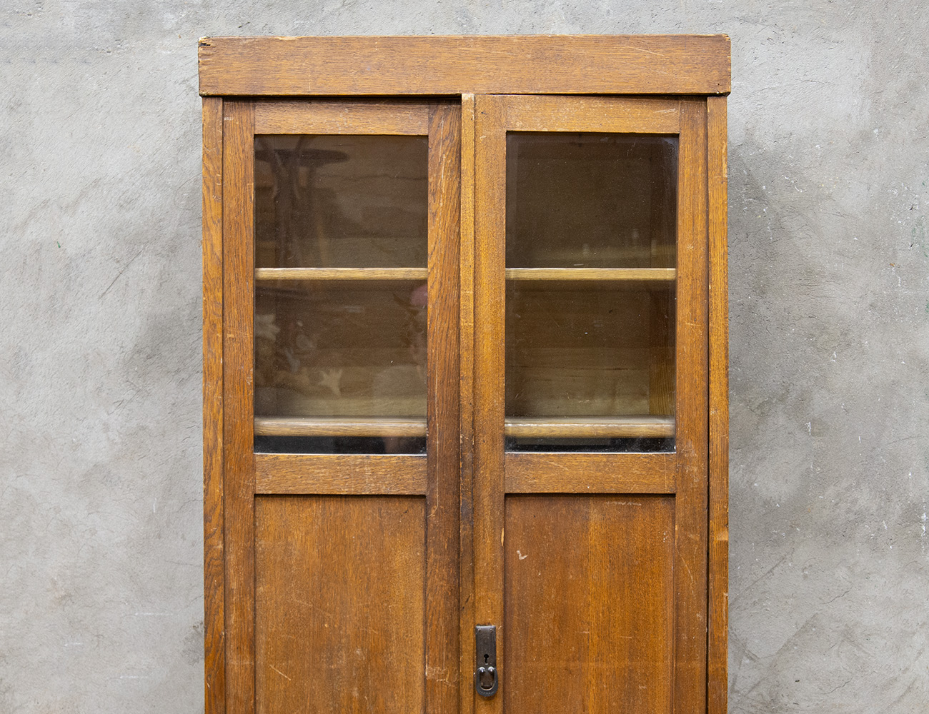 Старинный книжный шкаф