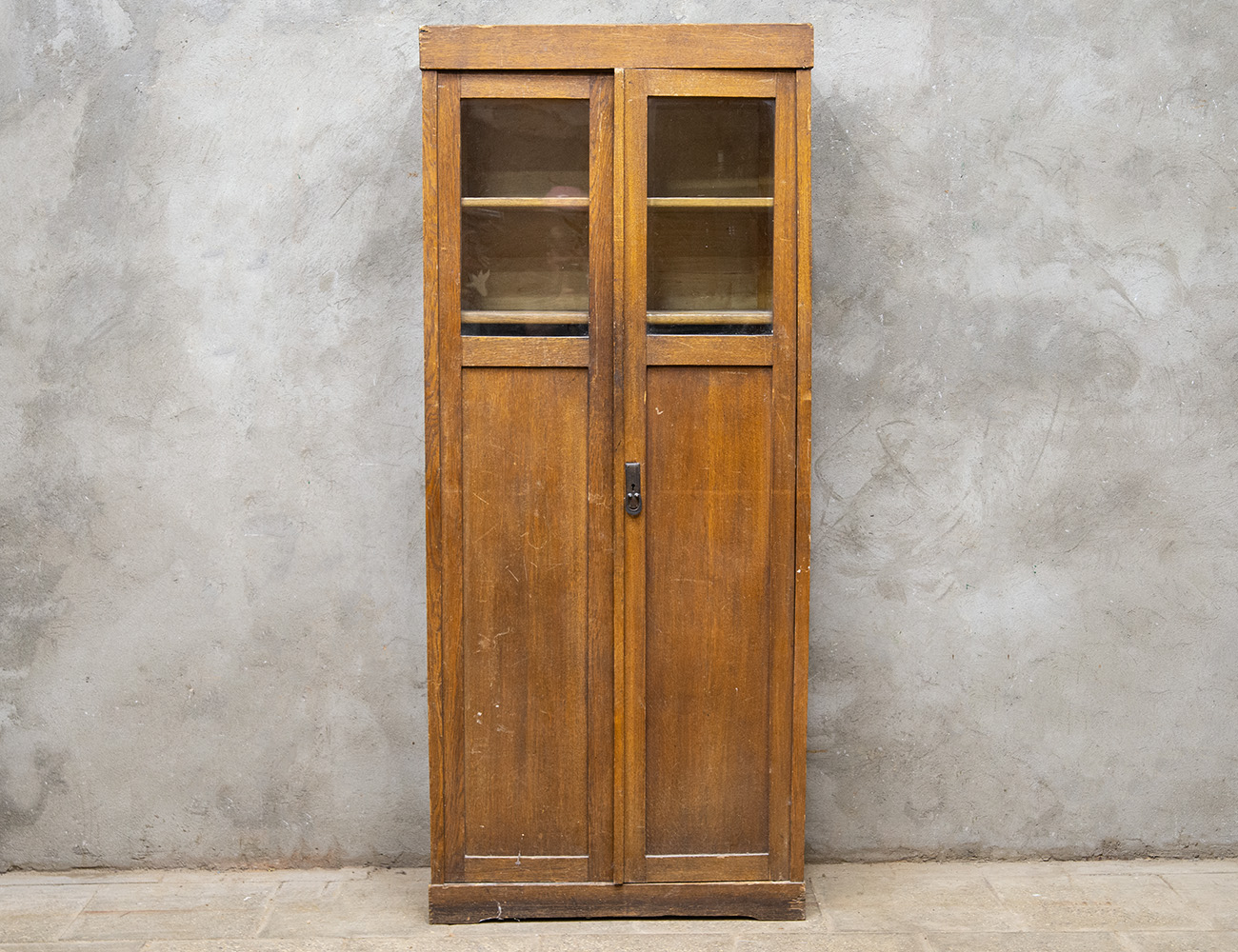 Старинный книжный шкаф