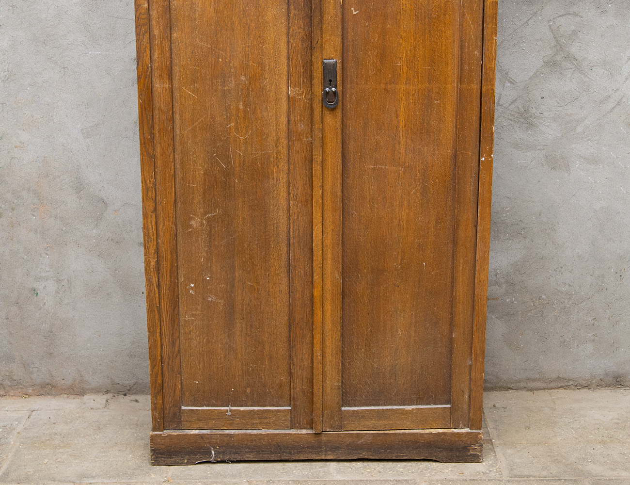 Старинный книжный шкаф