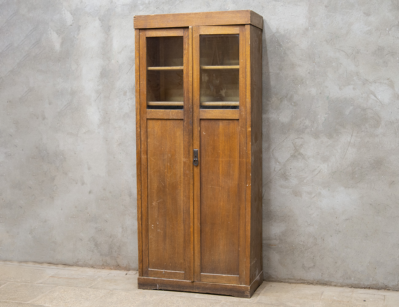 Старинный книжный шкаф