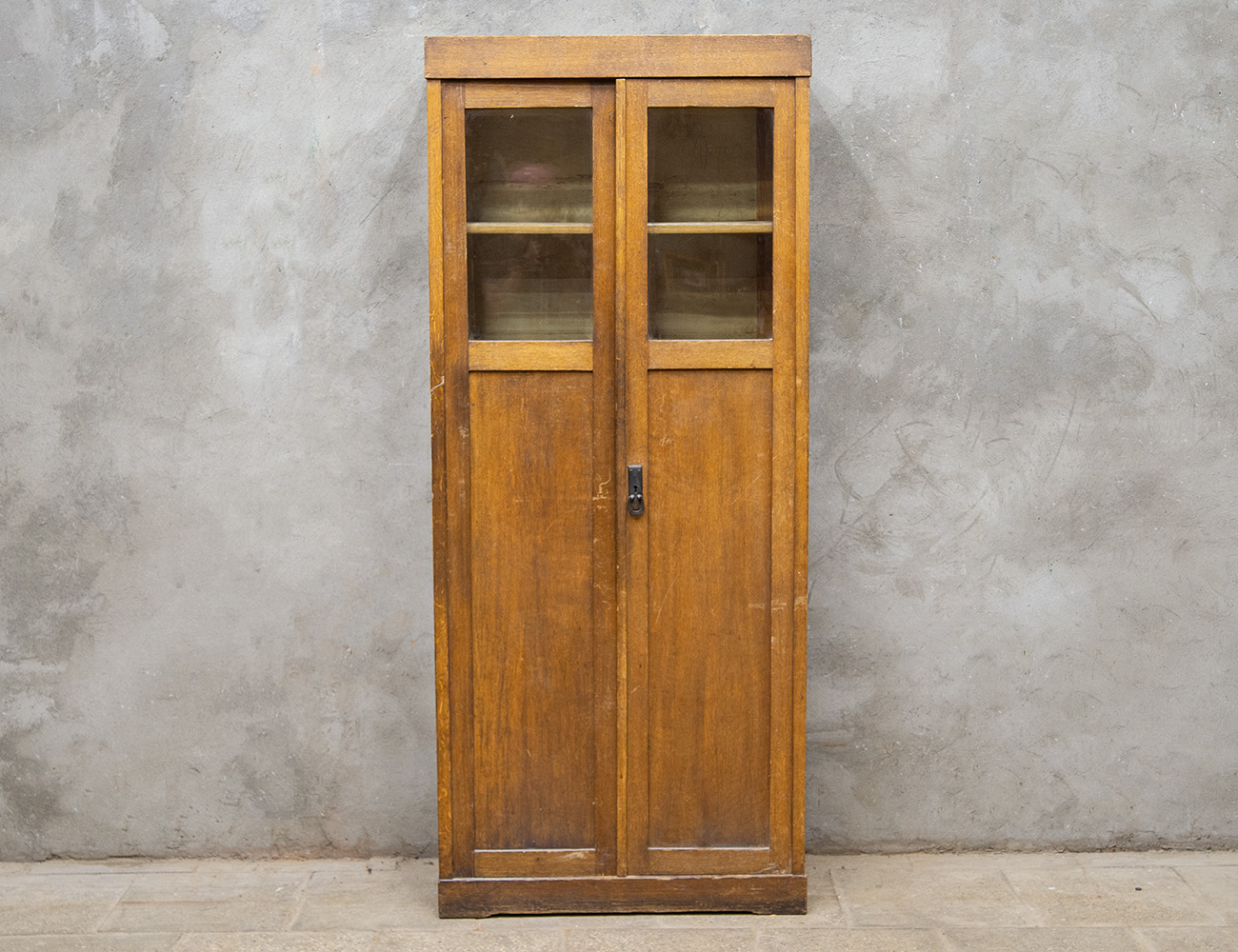 Старинный книжный шкаф