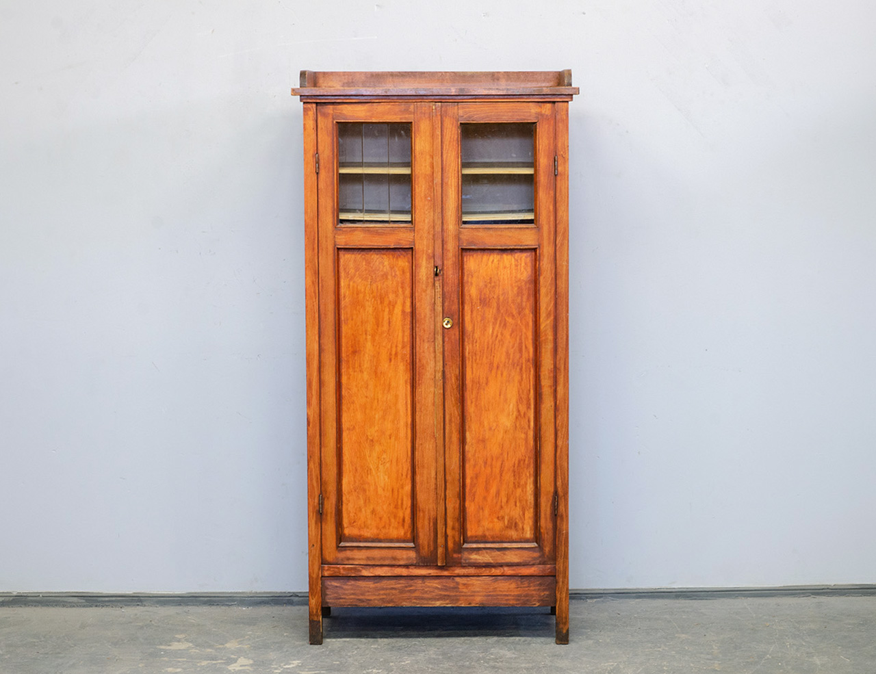 Старинный кабинетный шкаф с полкой