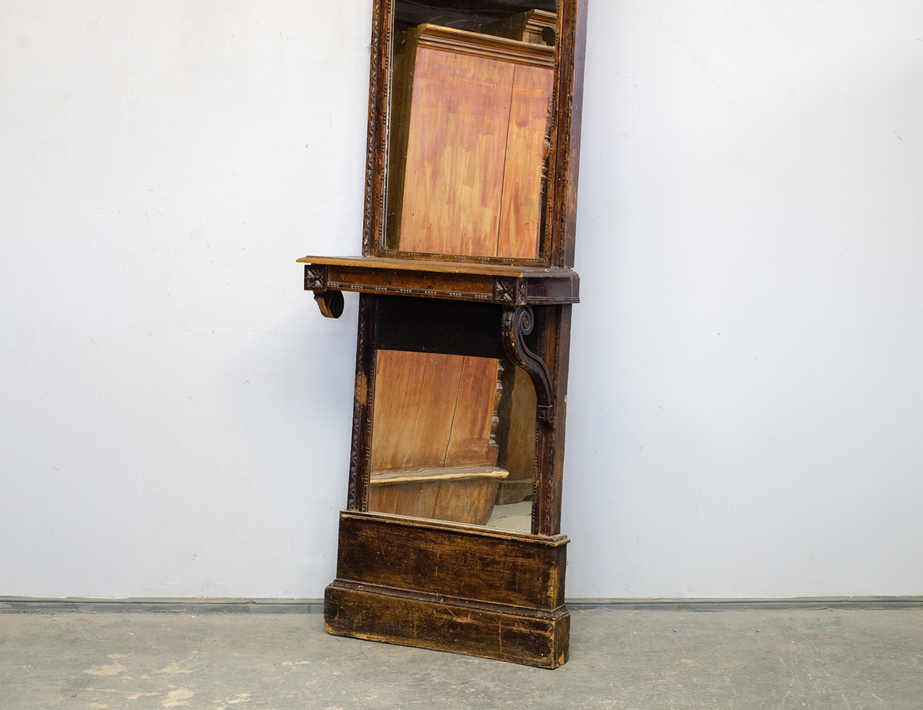 Антикварное простеночное зеркало