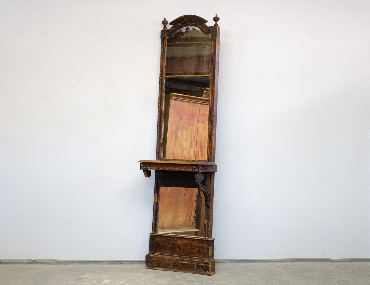 Антикварное простеночное зеркало