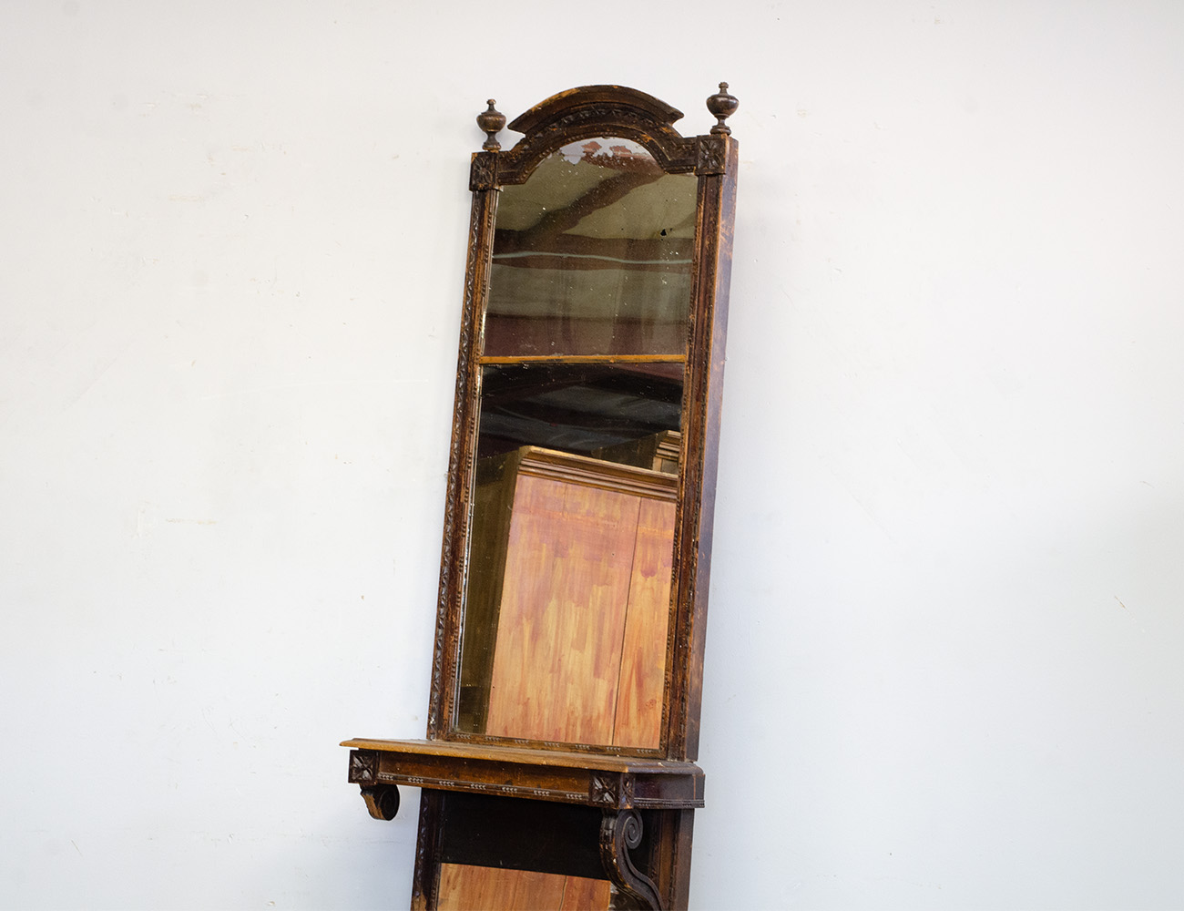 Антикварное простеночное зеркало