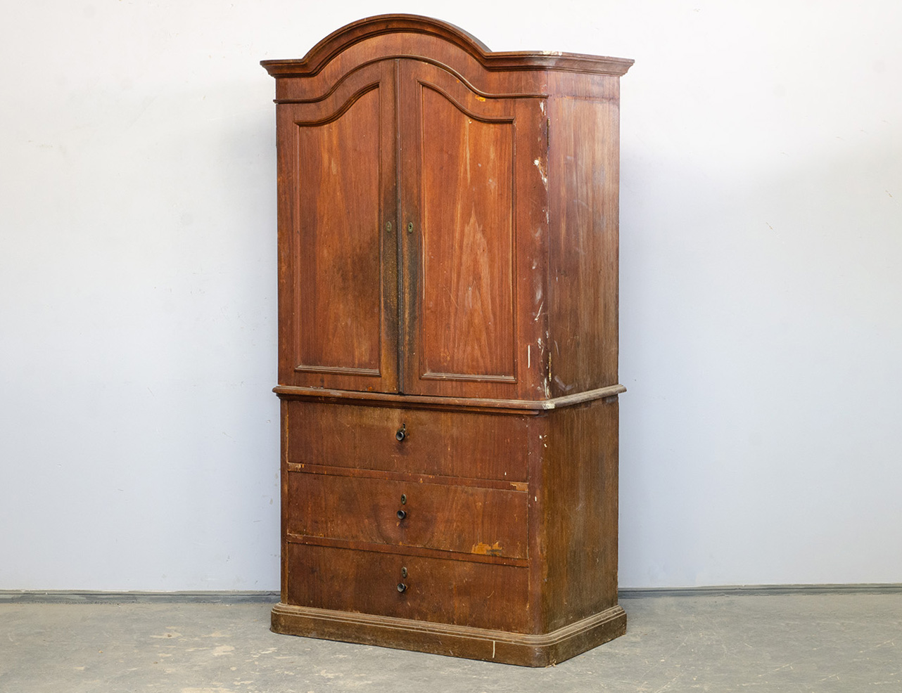 Антикварный шкаф монашка