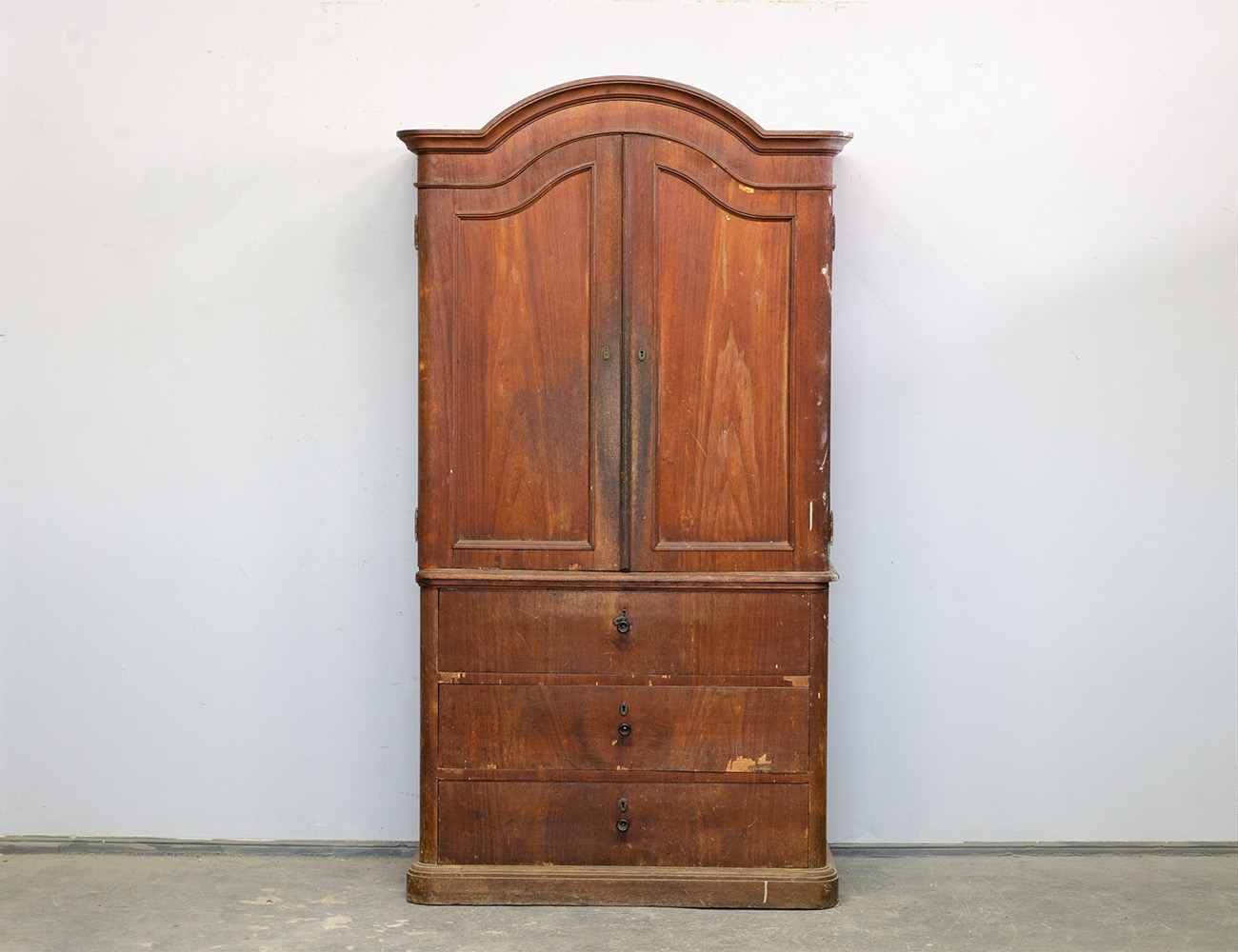 Антикварный шкаф монашка