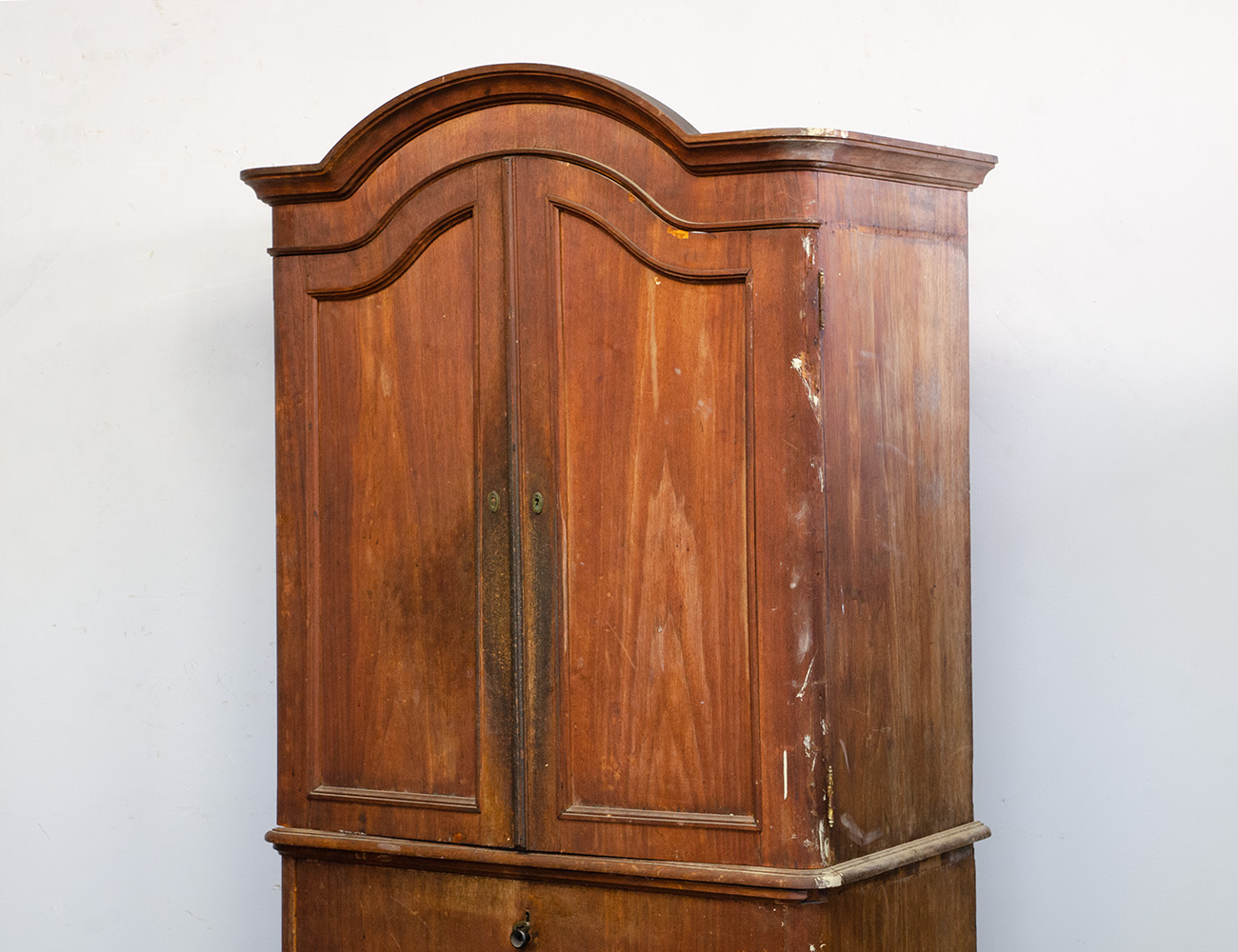 Антикварный шкаф монашка