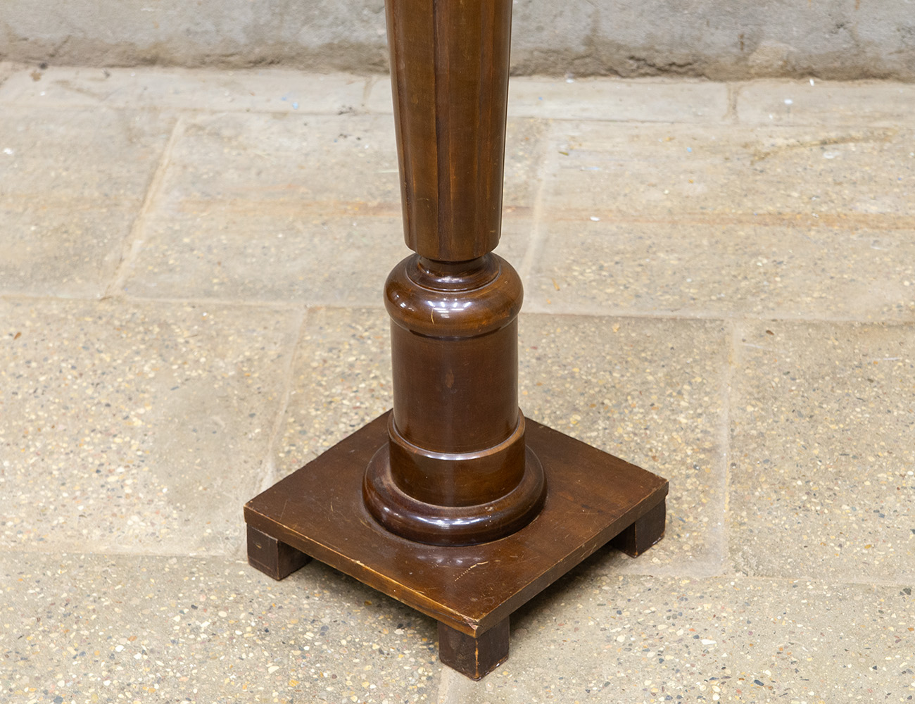 Старинная подставка колонна