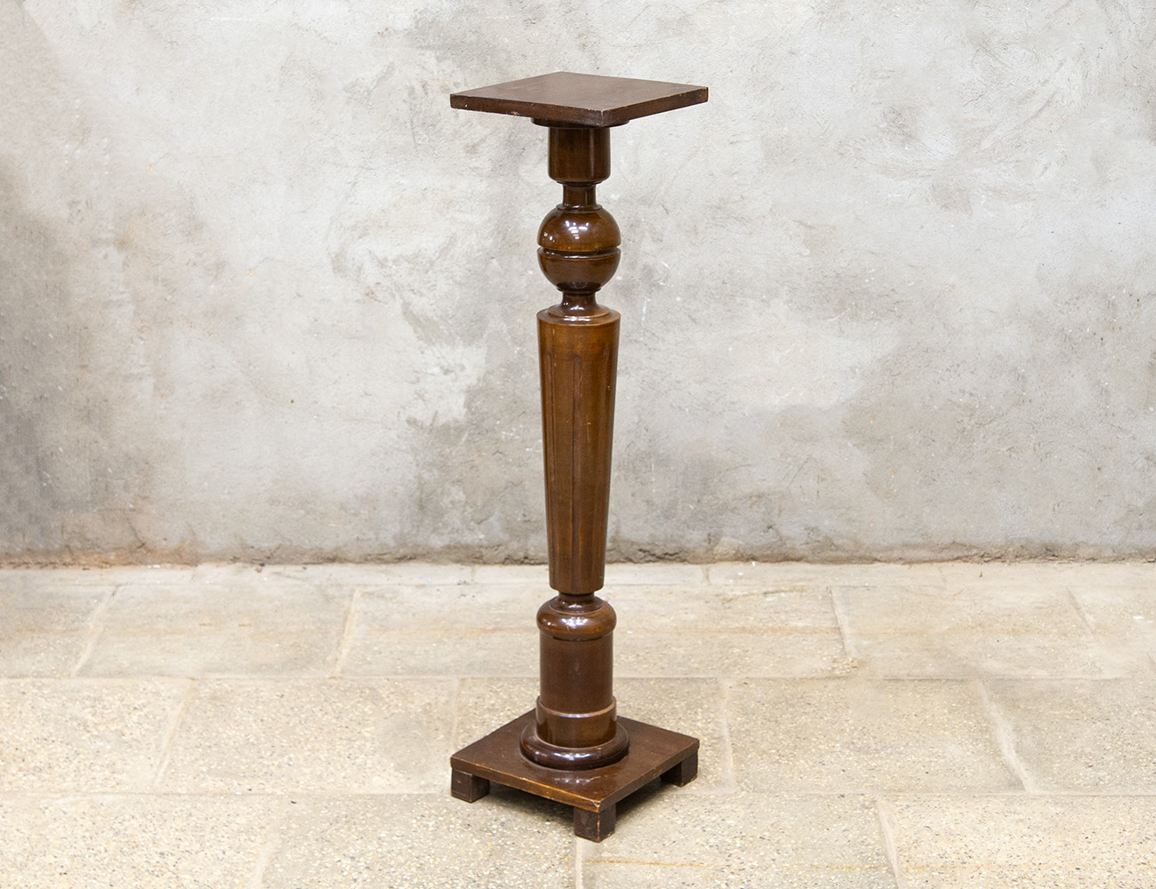 Старинная подставка колонна