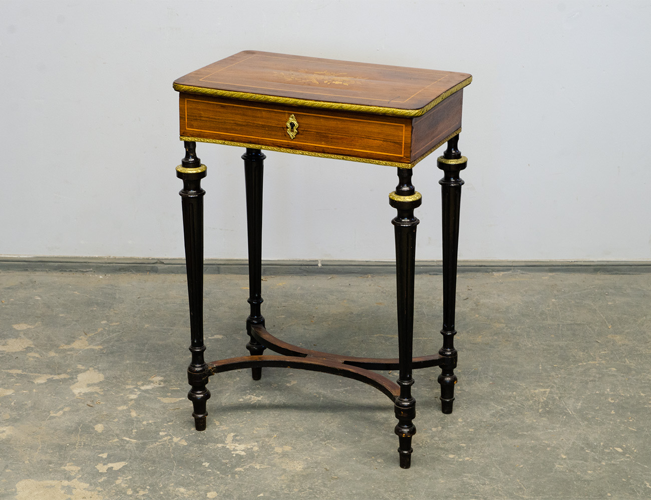 Антикварный столик для рукоделия