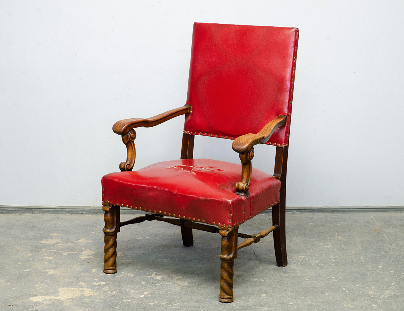 Старинное дубовое кабинетное кресло