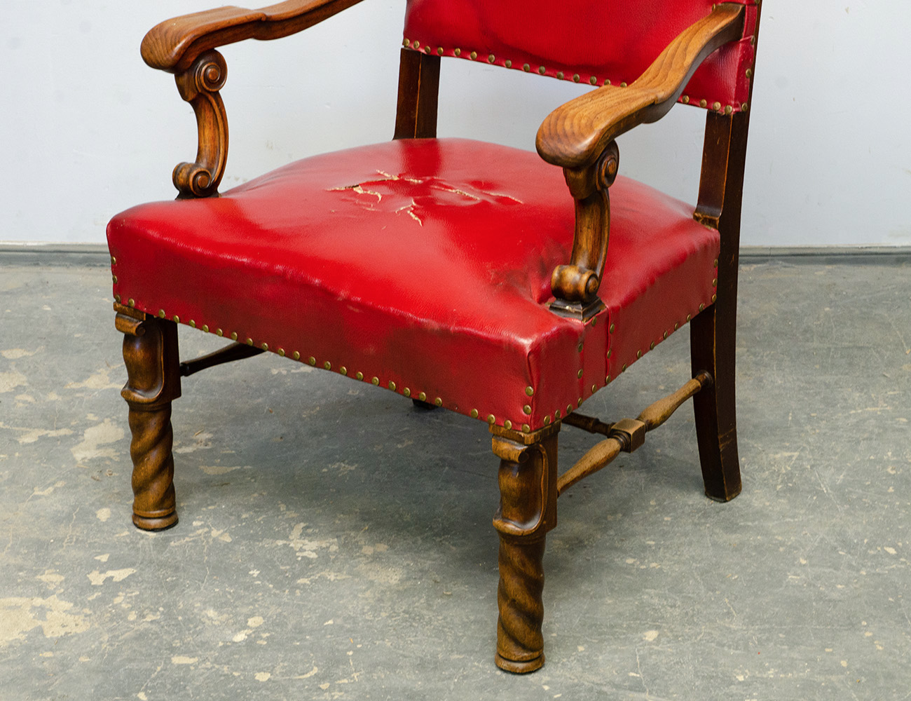 Старинное дубовое кабинетное кресло