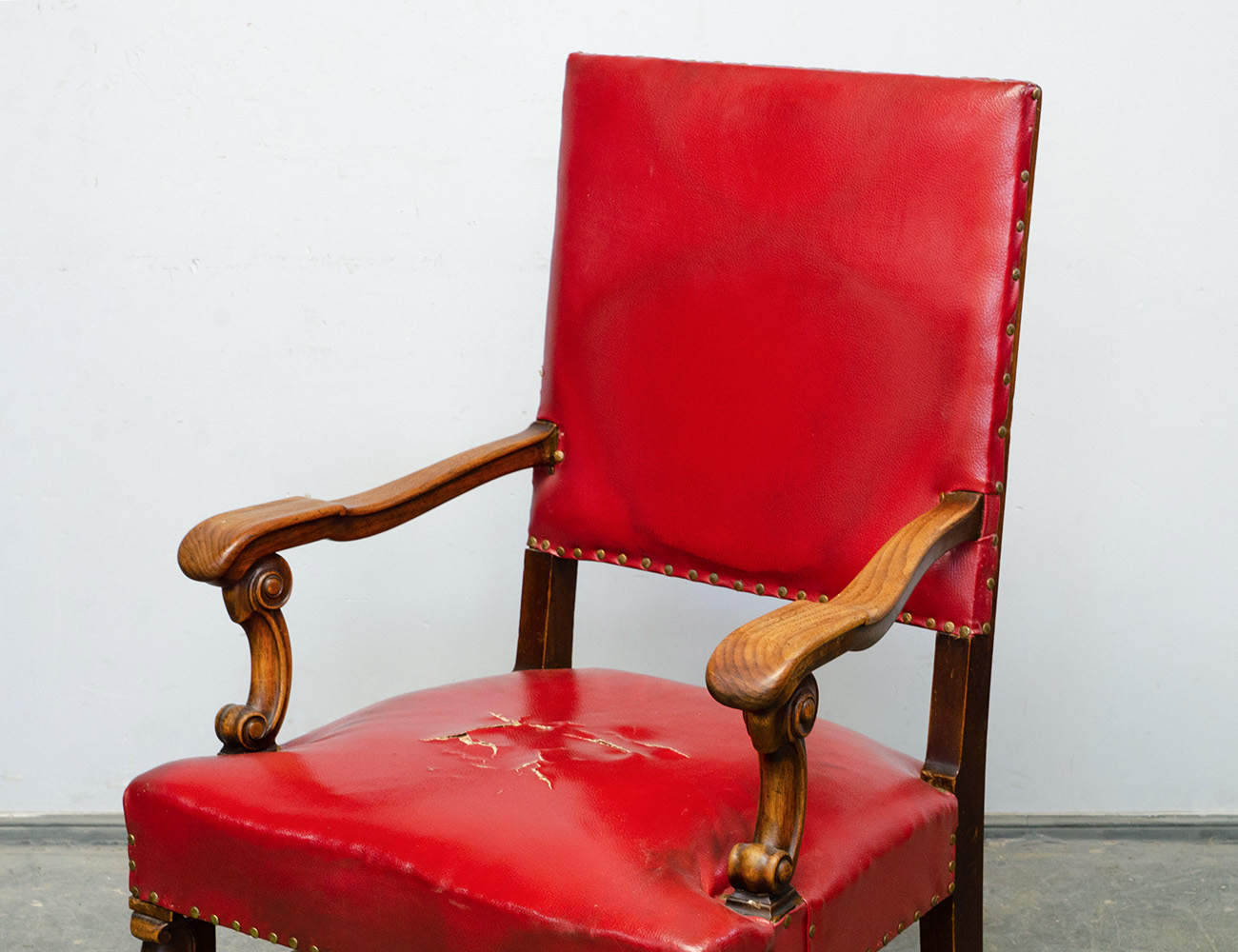 Старинное дубовое кабинетное кресло