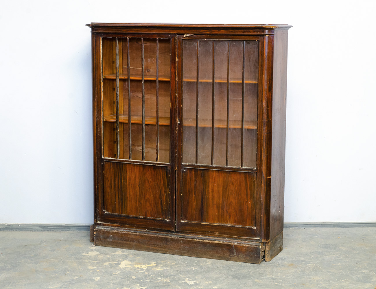 Антикварный кабинетный шкаф