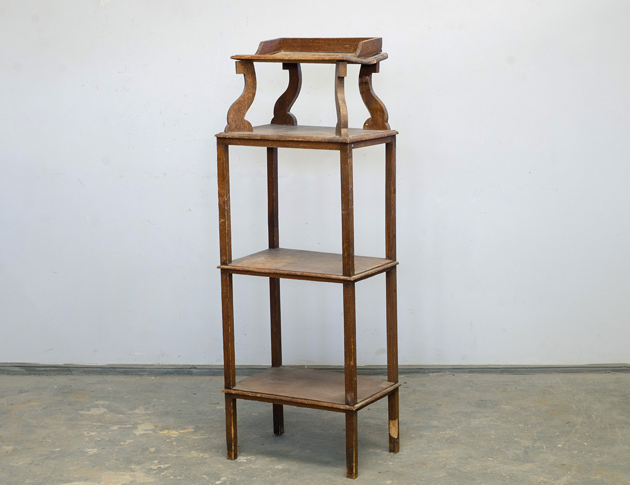 Старинная дубовая этажерка