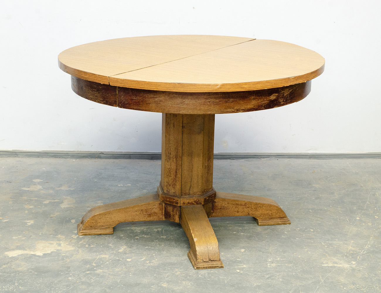 Старинный круглый обеденный стол