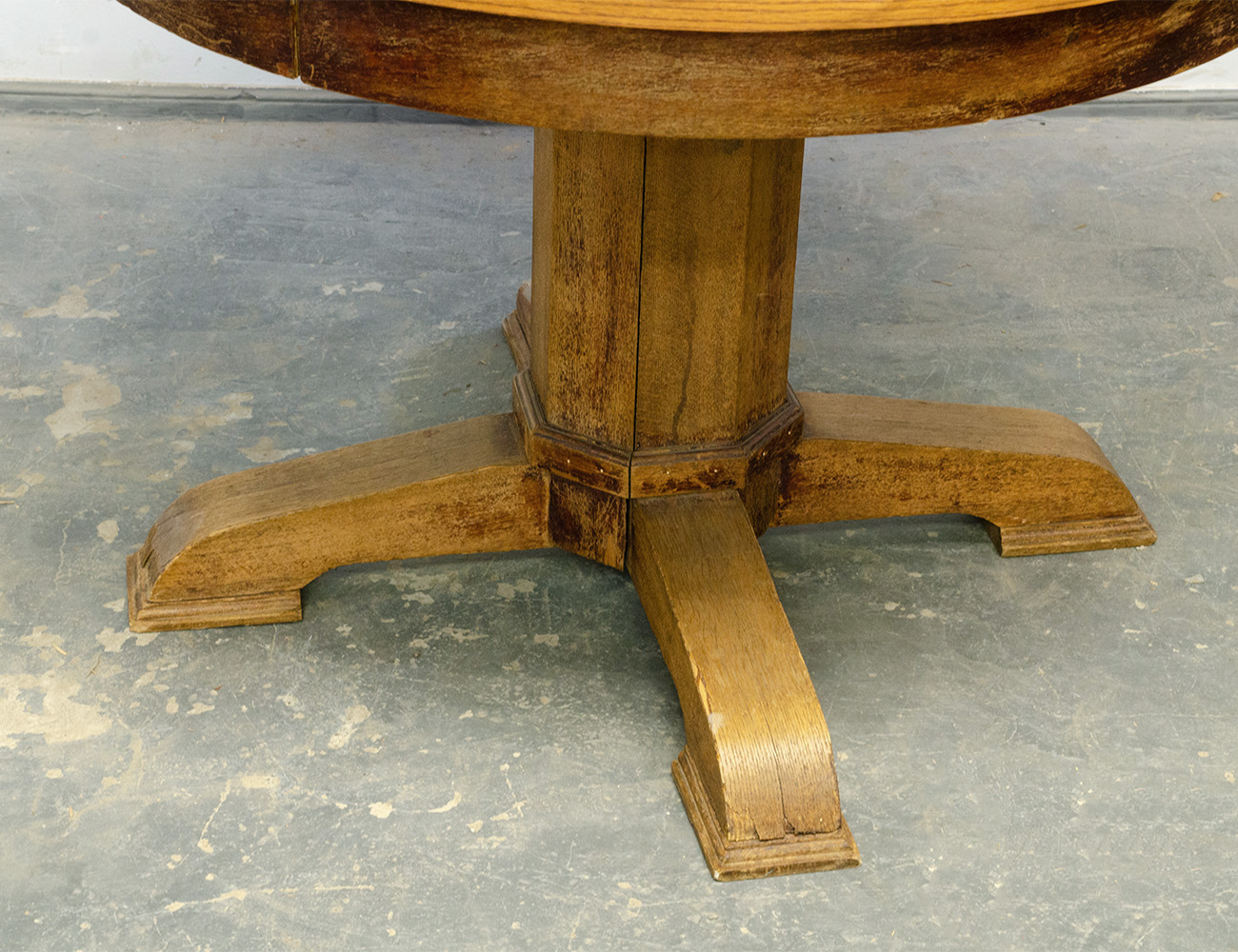 Старинный круглый обеденный стол