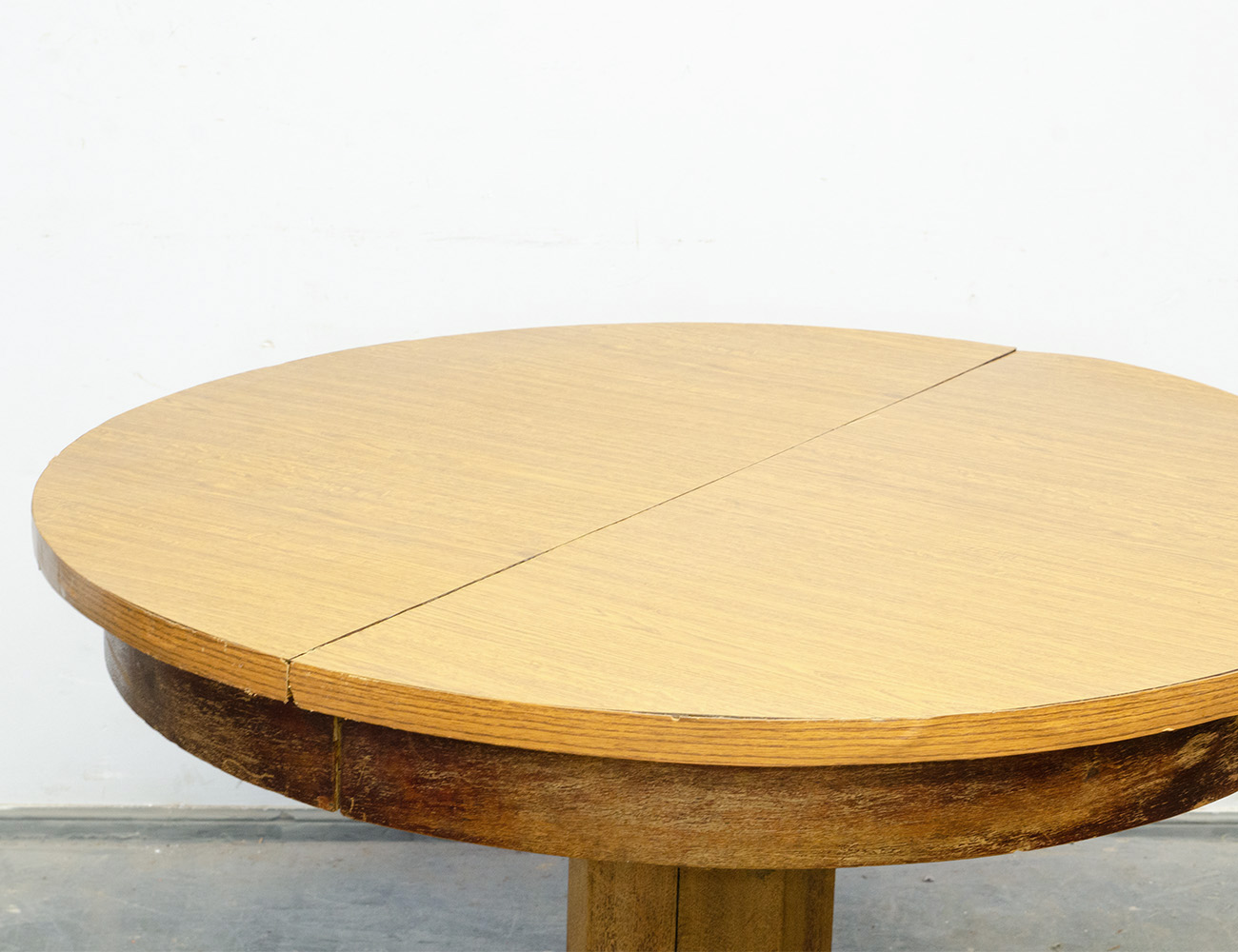 Старинный круглый обеденный стол