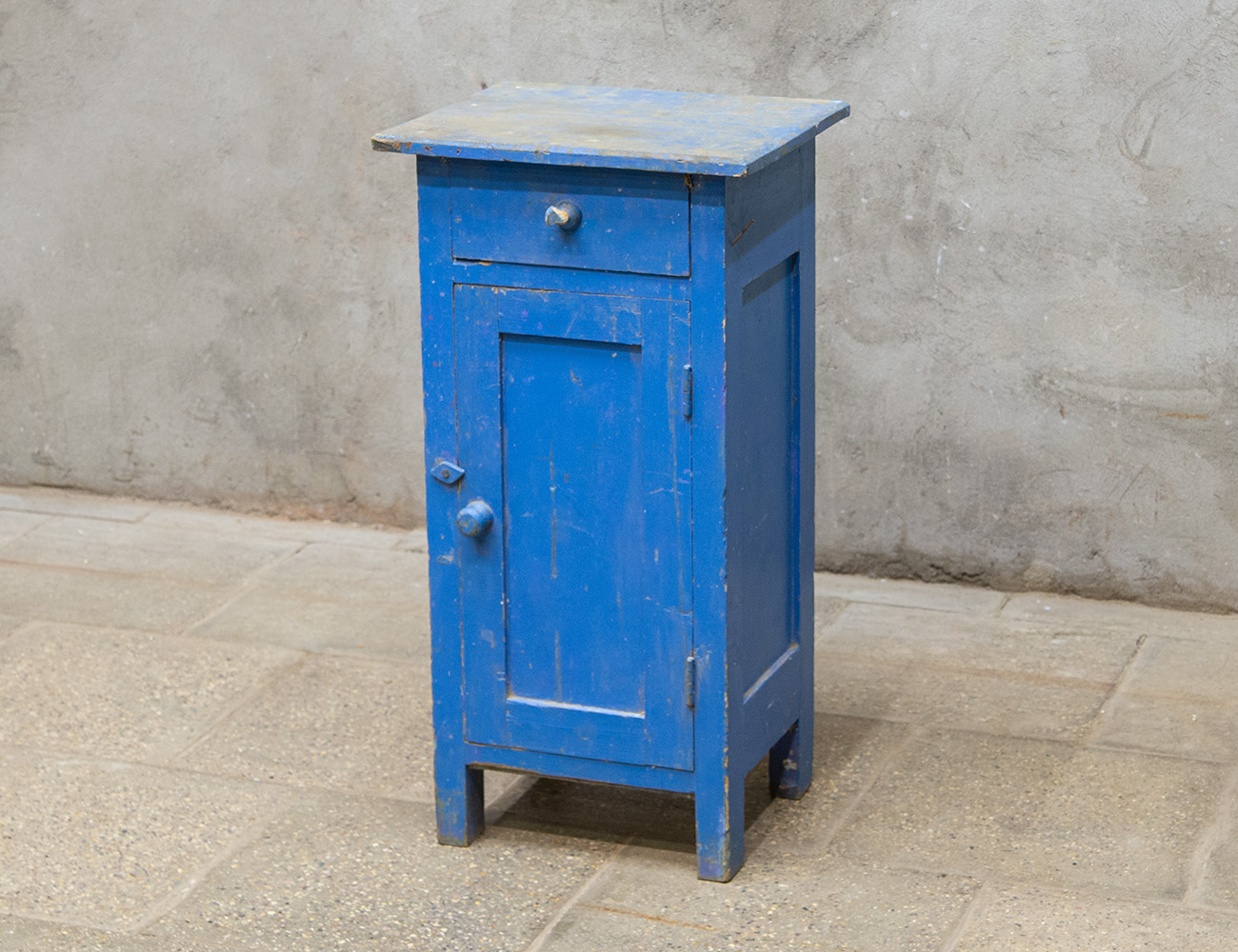 Старинная деревенская тумба