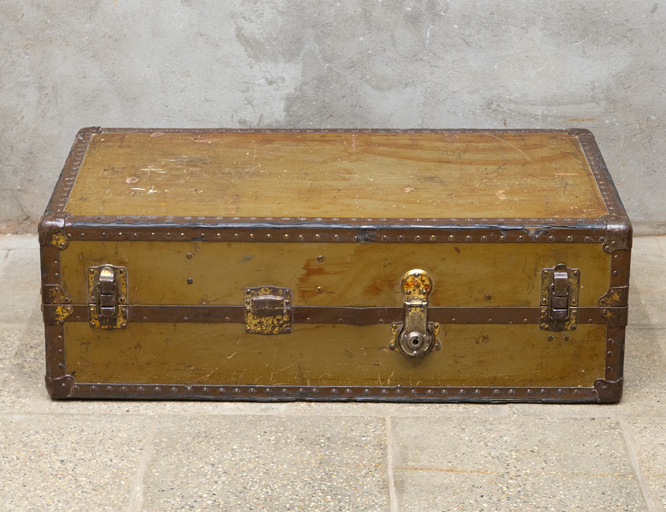 Антикварный дорожный кофр