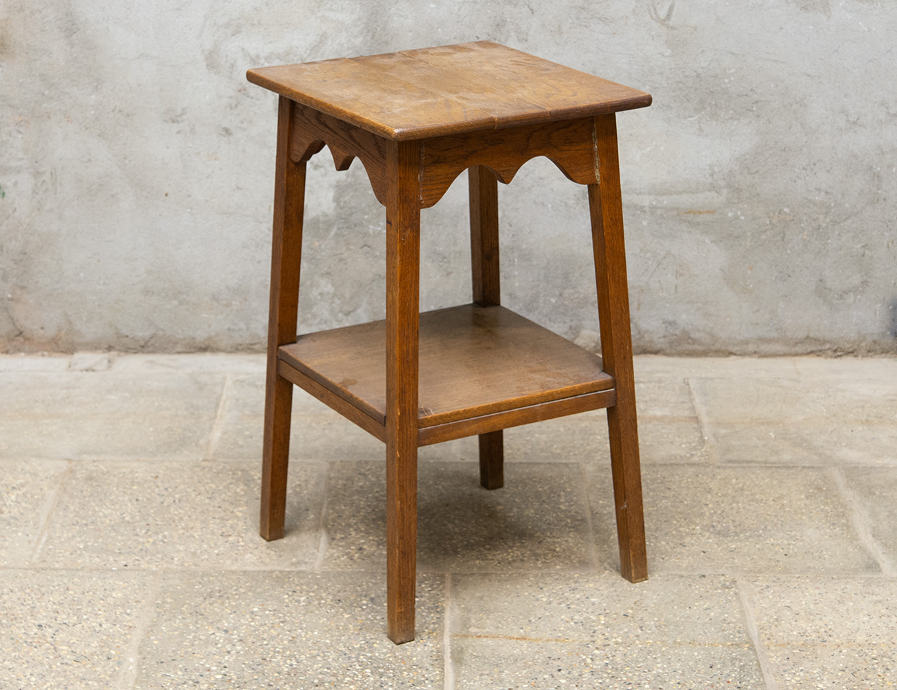 Старинный дубовый столик