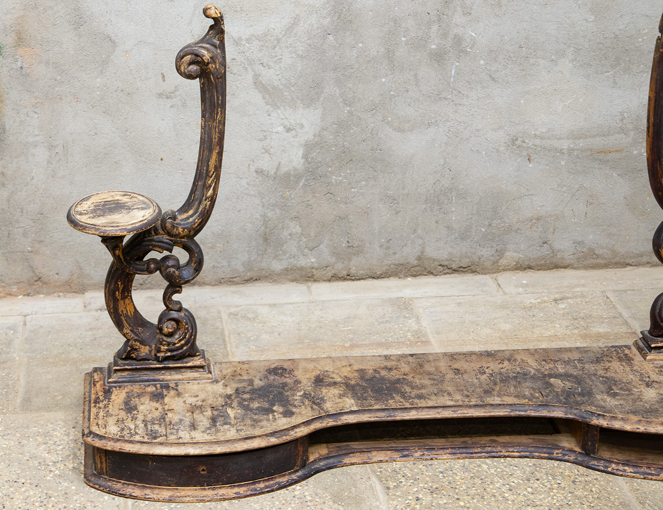 Старинное основание для псише