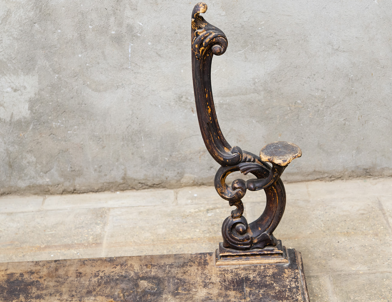 Старинное основание для псише