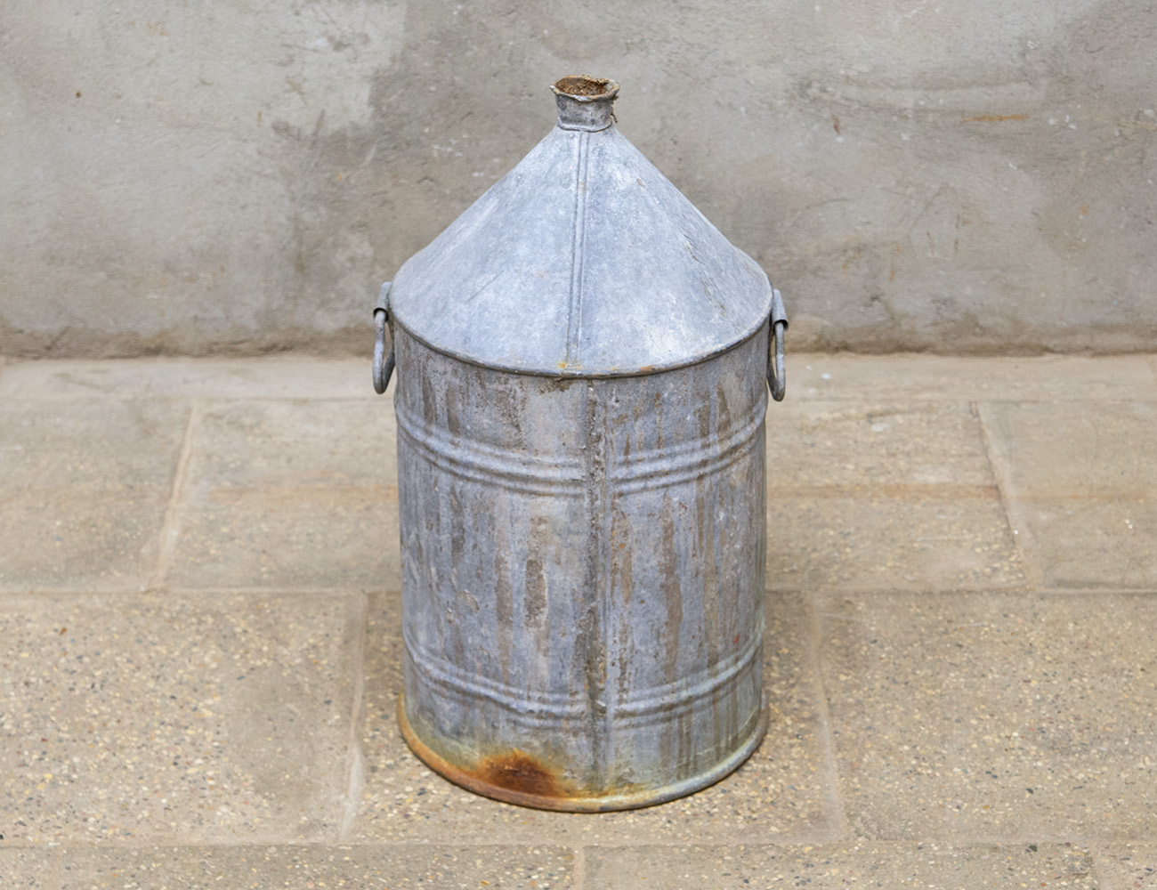 Старинная емкость