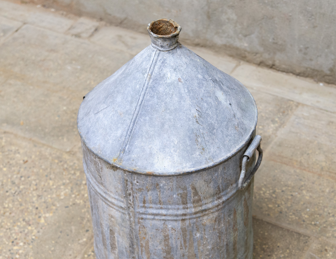 Старинная емкость