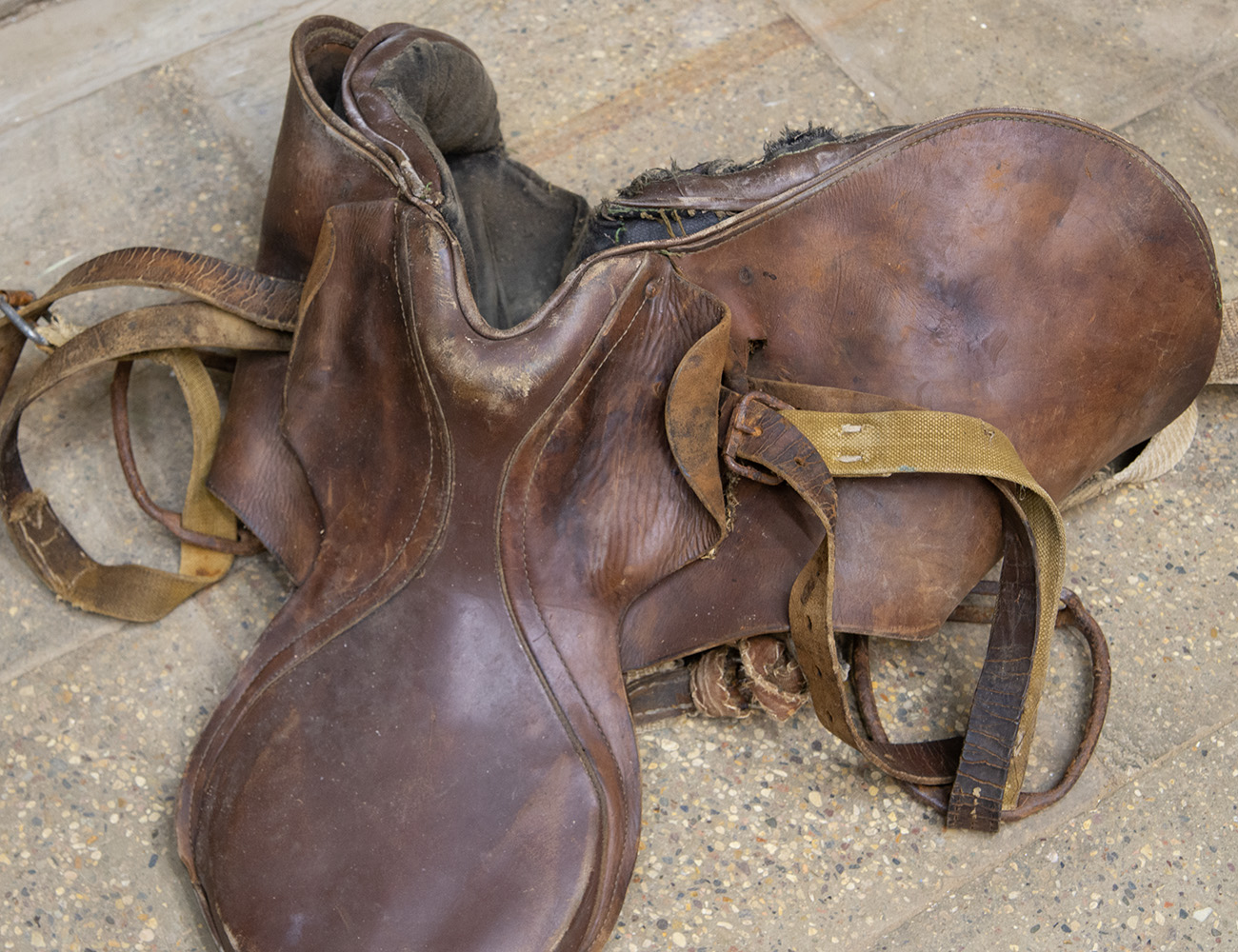 Старинное кожаное седло для лошади