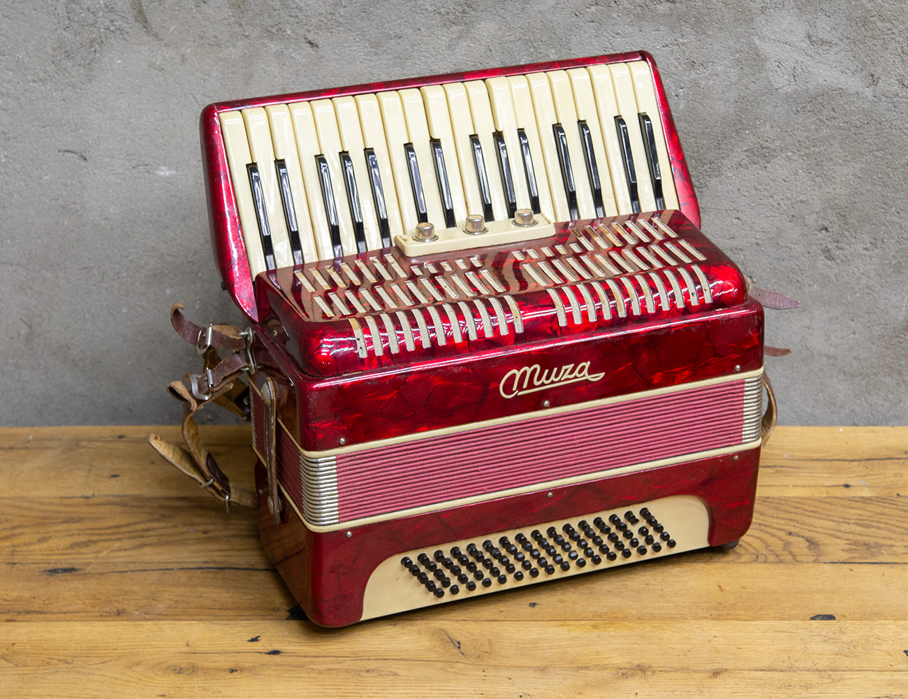 Старинный аккордеон Muza