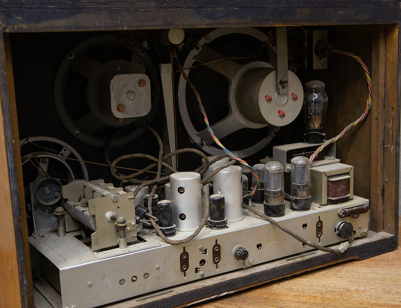 Радиоприёмник сетевой ламповый Мир М-152