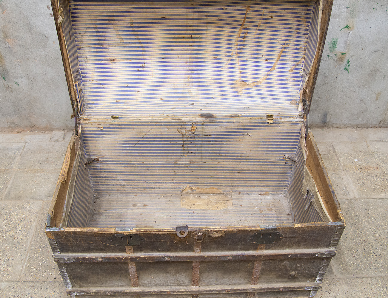 Антикварный дорожный сундук