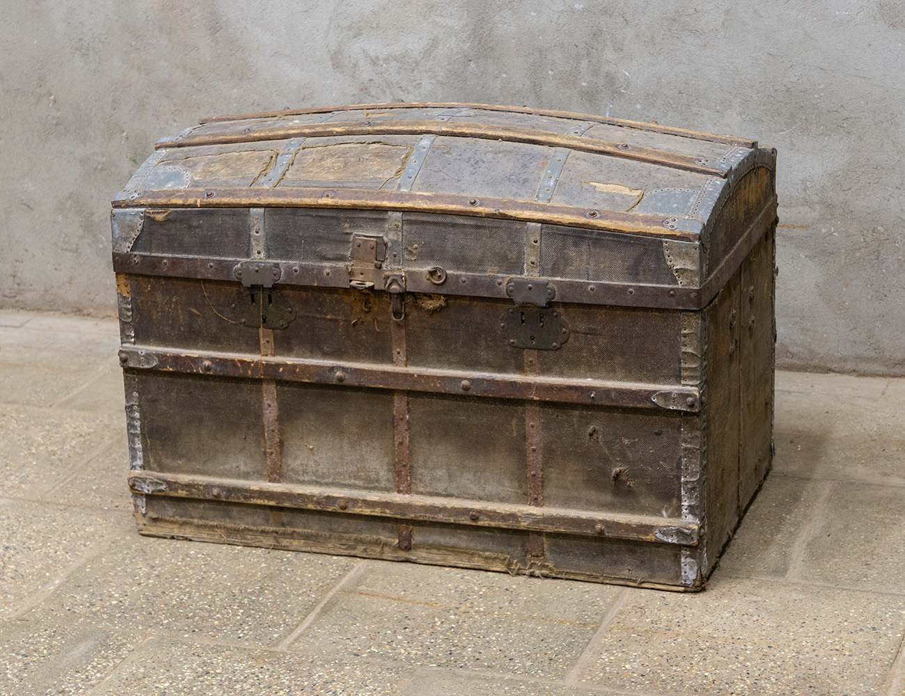 Антикварный дорожный сундук