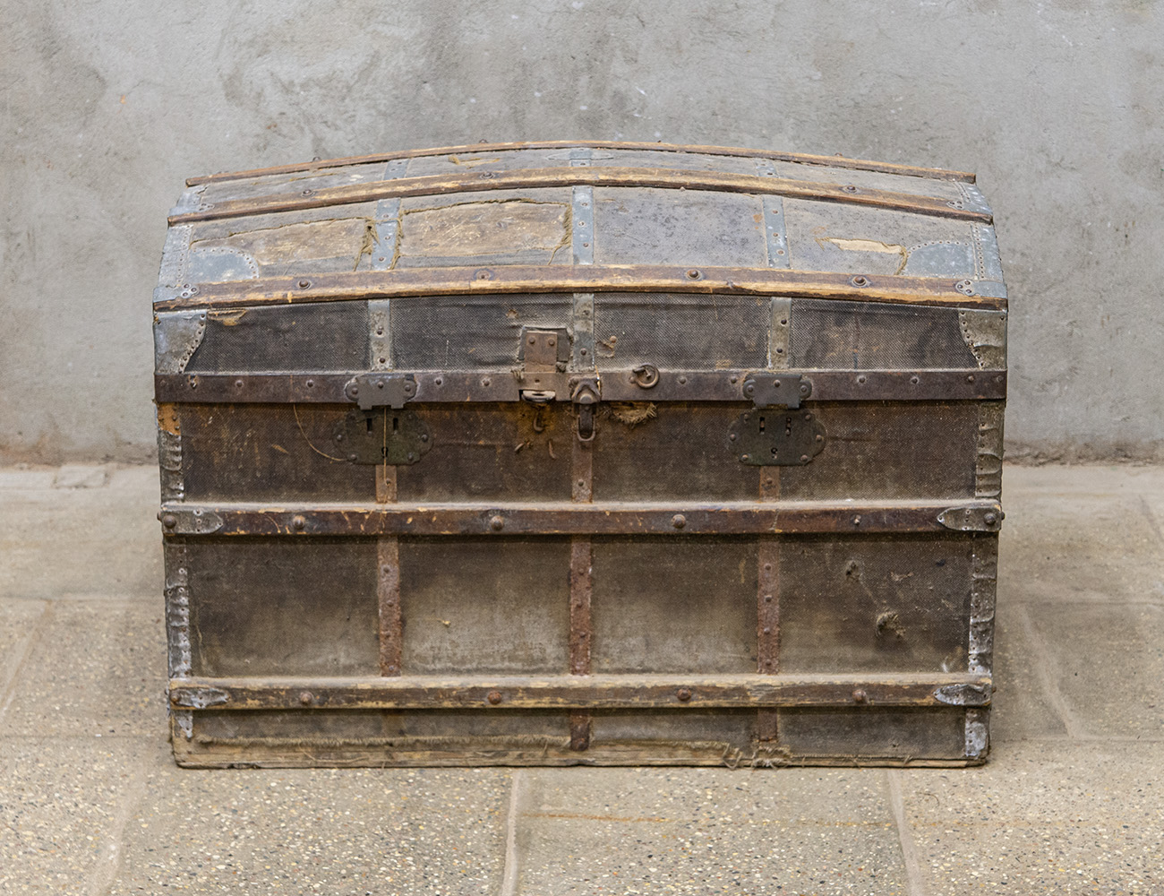Антикварный дорожный сундук