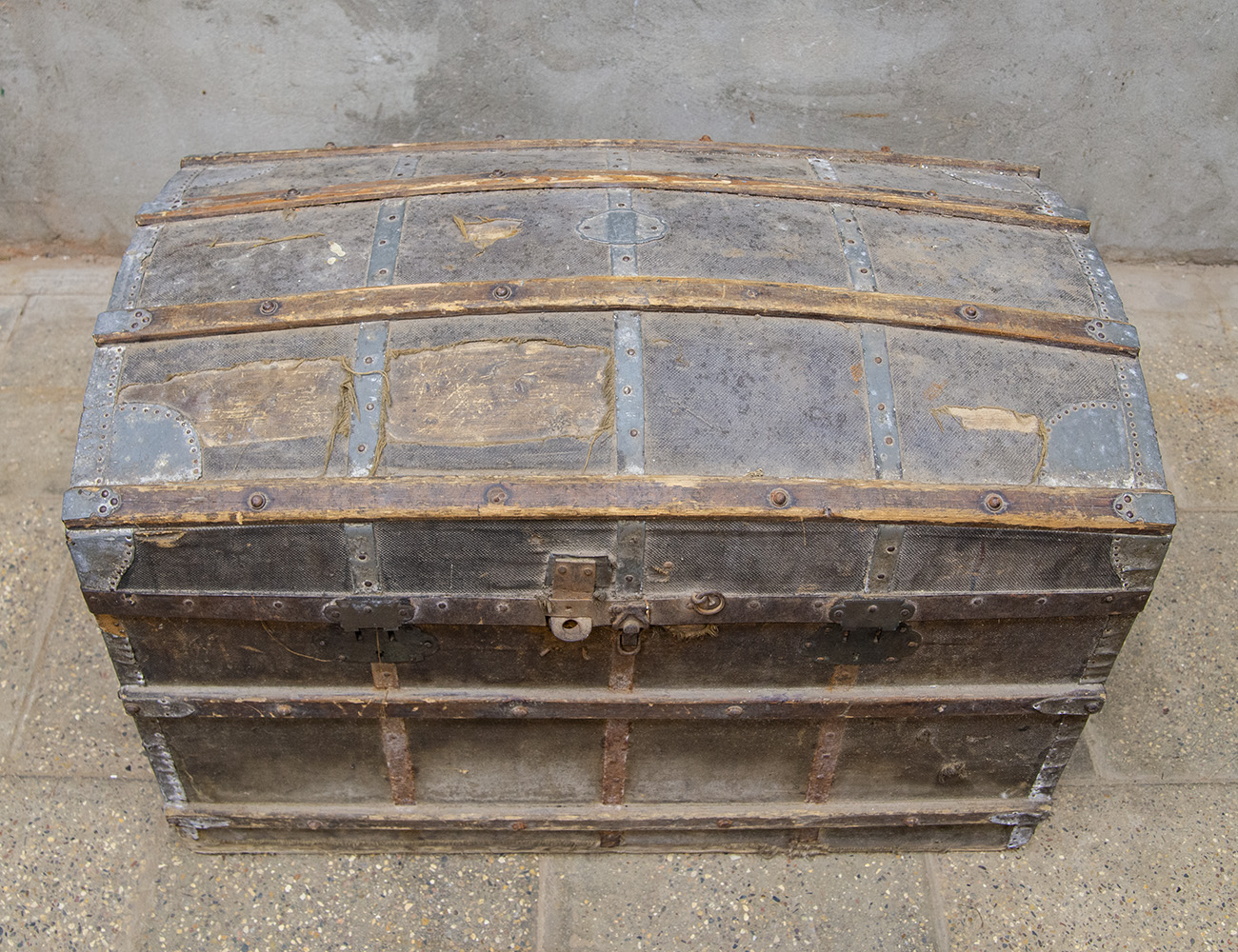 Антикварный дорожный сундук