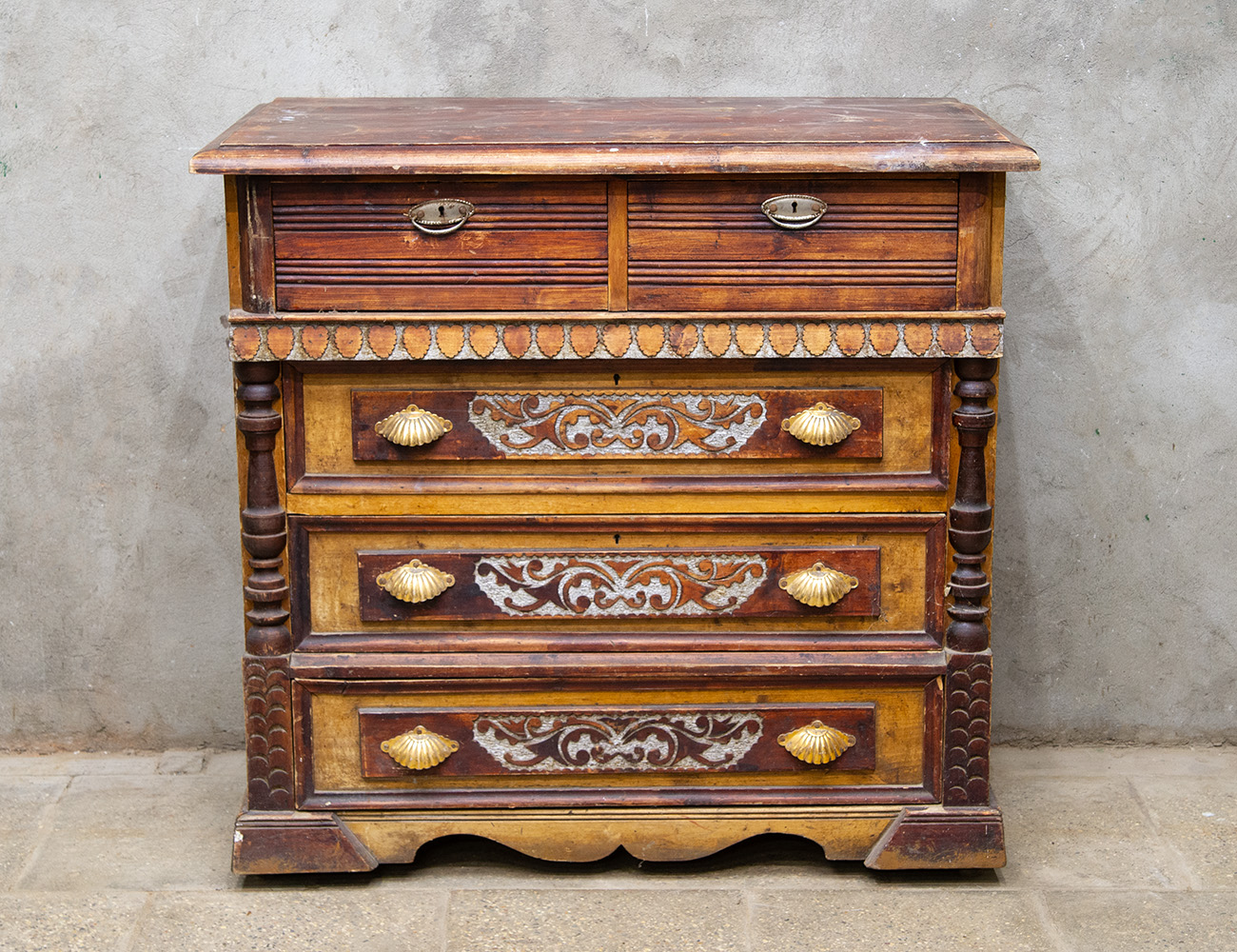 Старинный комод с резьбой