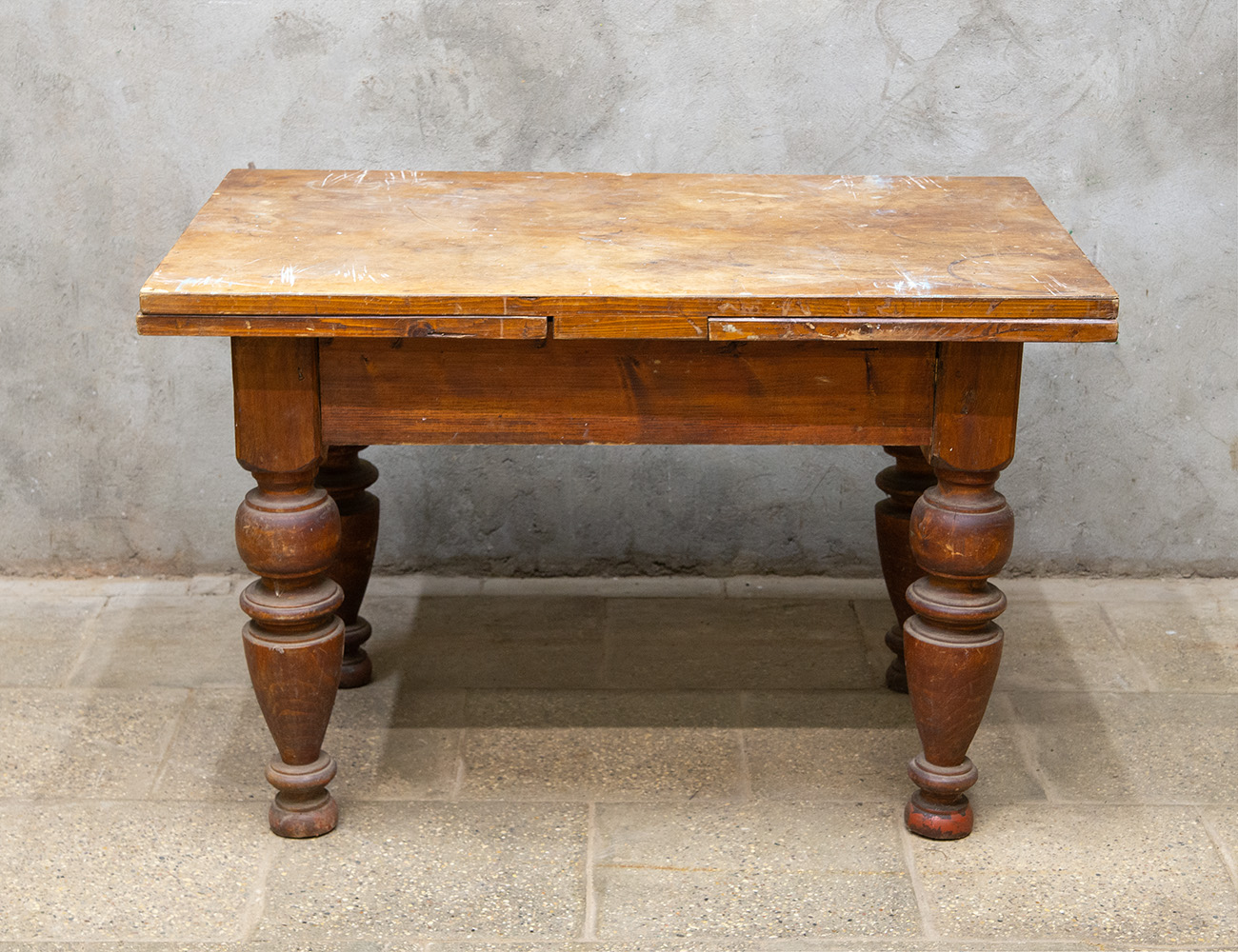 Старинный обеденный стол