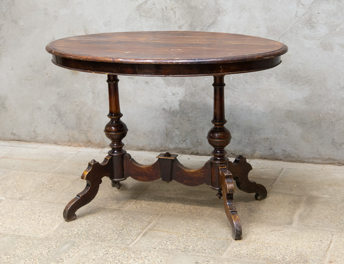 Старинный овальный гостиный стол